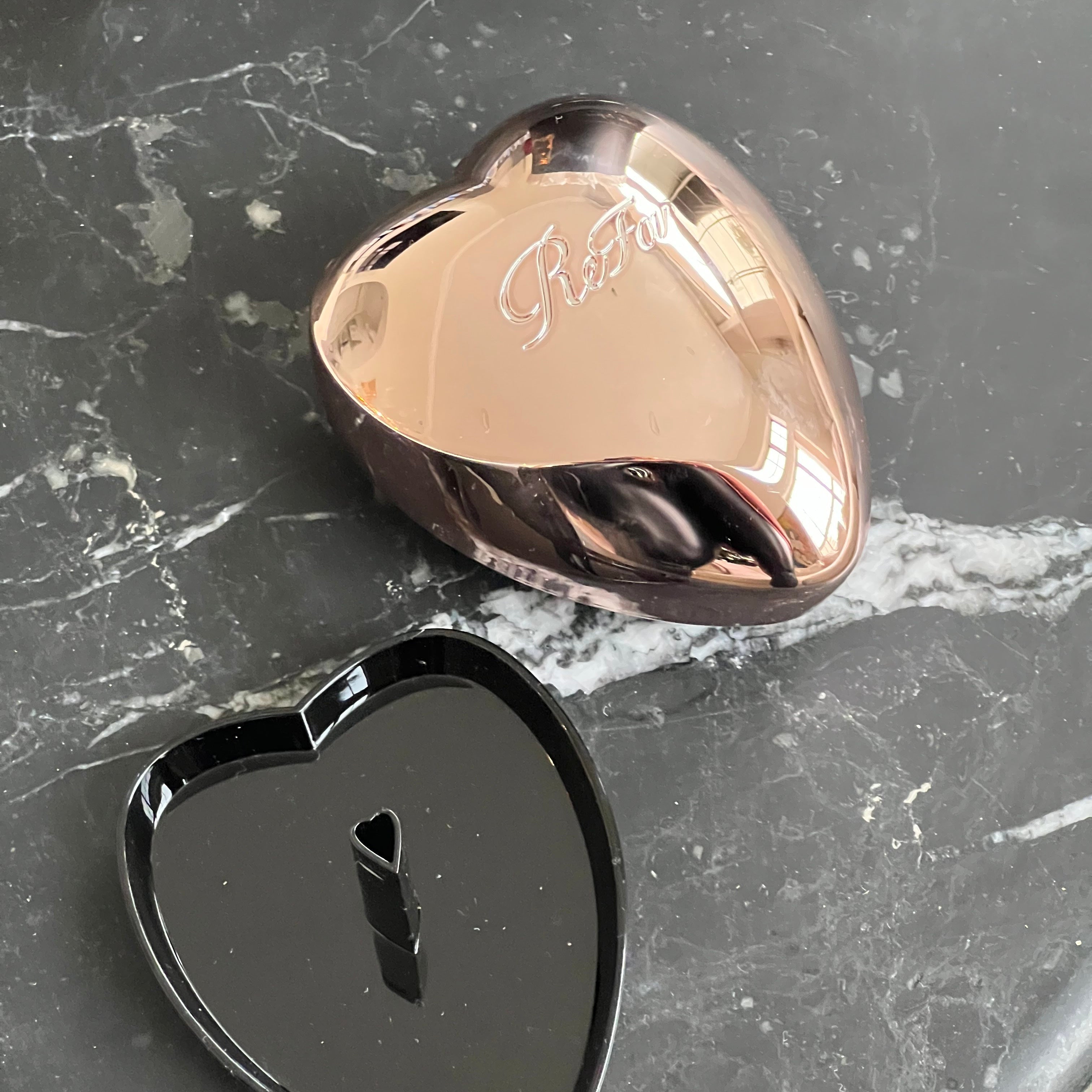 Influencers Use the New ReFa HEART BRUSH